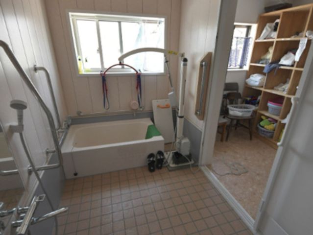 手すり付き浴室 浴室 安全に配慮された手すりや座浴椅子が配置された浴室です。日々の生活での安心を支えています。
