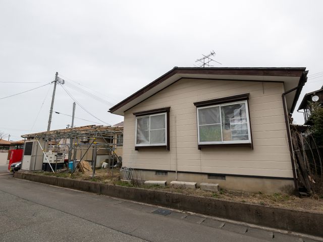住宅街の平屋建て 外観 周りに溶け込む落ち着いた色合いの外観です。この地に根差し、長年地域住民とともに歩んできた趣を感じる外観となっています。