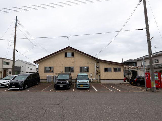 低層建築の外観 外観 アクセスしやすい場所に位置する落ち着いた雰囲気の建物です。働く際の通勤もしやすい環境が整っています。