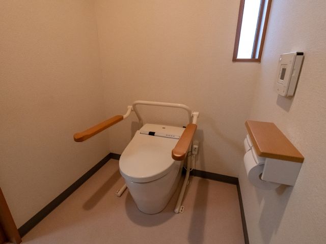 バリアフリー化されたトイレ トイレ 手すり付きで安全性を高めたトイレです。使いやすさを考慮した設計になっており、スタッフの方々も利用しやすいです。