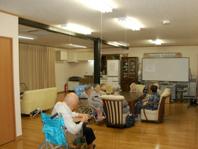 共有スペースの居心地の良さ 日常風景 ゆったりとした椅子が配置された共有ラウンジは、利用者同士のコミュニケーションが活発に行われる温かい雰囲気を持っています。周囲が気にならず、くつろぎながら過ごすことができる空間です。