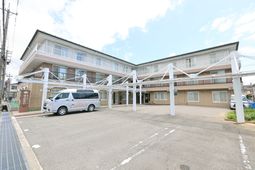 明るい外観の建物