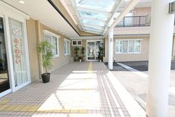 開放的なエントランス