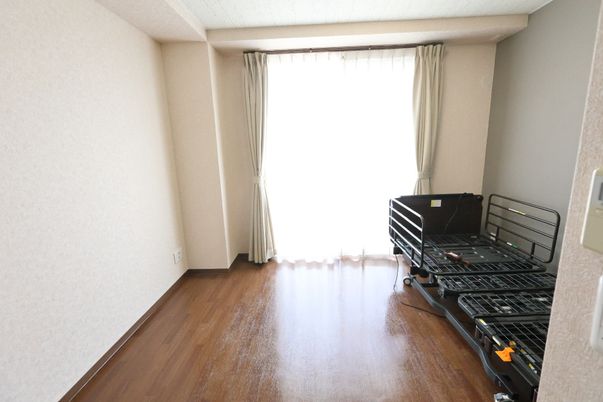 明るい個室のベッド
