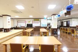 広々とした明るい食堂