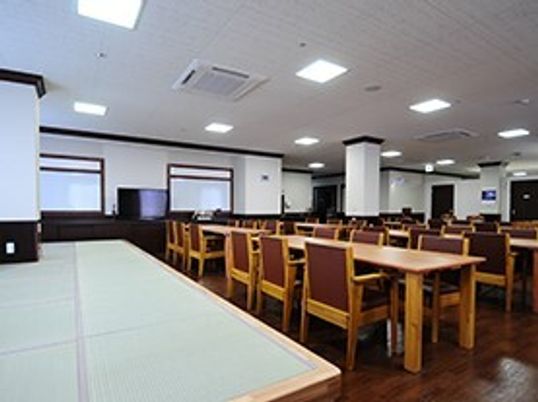 広々とした明るい食堂