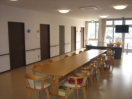 窓のある集会室