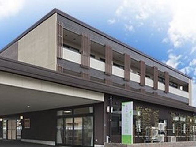 モダンな外観の建物 開放的なエントランスが迎えるモダンな建物です。清潔感漂うこの場所で、温かな雰囲気の中での就業をご検討ください。