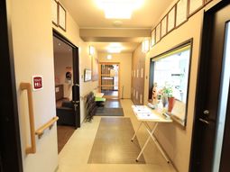 明るい受付と廊下の様子