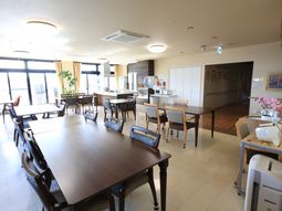 明るい共有ダイニング