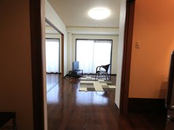 明るい居室の入り口