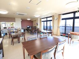 明るく広々とした食堂