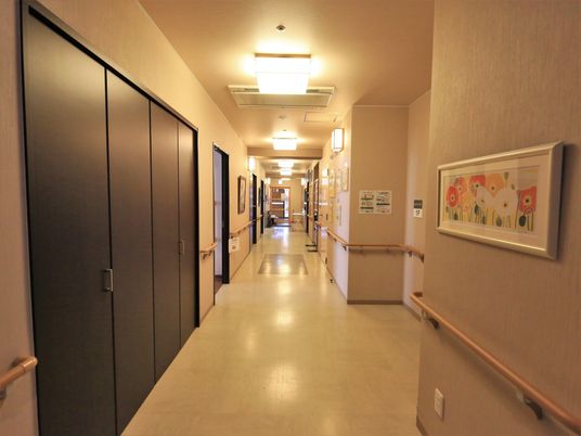 清潔感のある廊下の風景