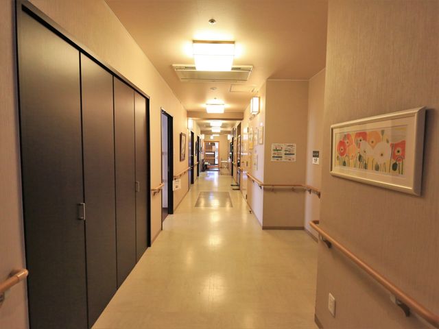 清潔感のある廊下の風景 通路 手すりが整った広々とした通路です。施設の雰囲気を感じながらご応募くださいませ。