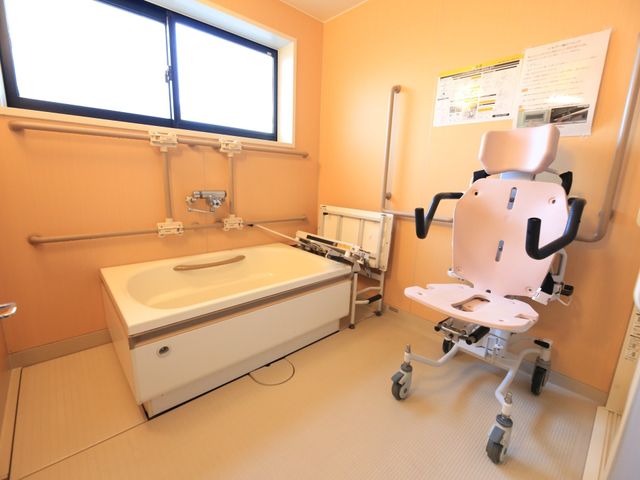 バリアフリー設計の浴室 浴室 手すりと移動式浴槽椅子が整った浴室です。安心して入浴ができる環境が整えられています。