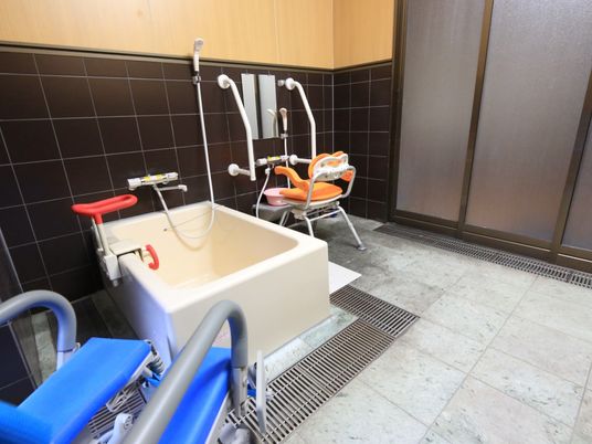 バリアフリー設計の浴室