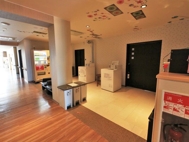 快適なロビー空間 ランドリー 広々とした清潔感のあるロビーは、来訪者を暖かく迎えてくれます。応接スペースも整っており、待ち時間も快適です。