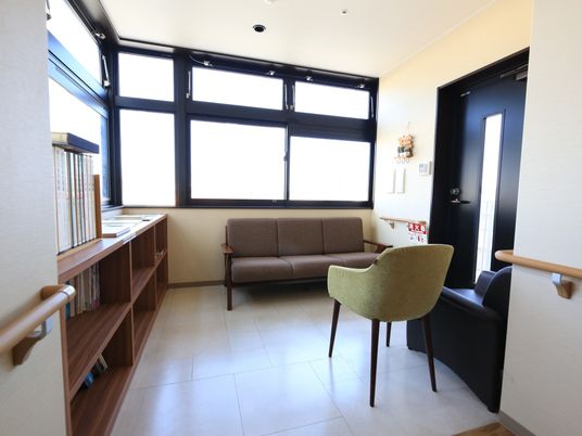 居室のソファと書棚