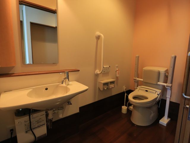 バリアフリー対応トイレ トイレ 手すり完備の安全なトイレです。日々の業務で利用者様の快適な生活サポートをお手伝いできます。