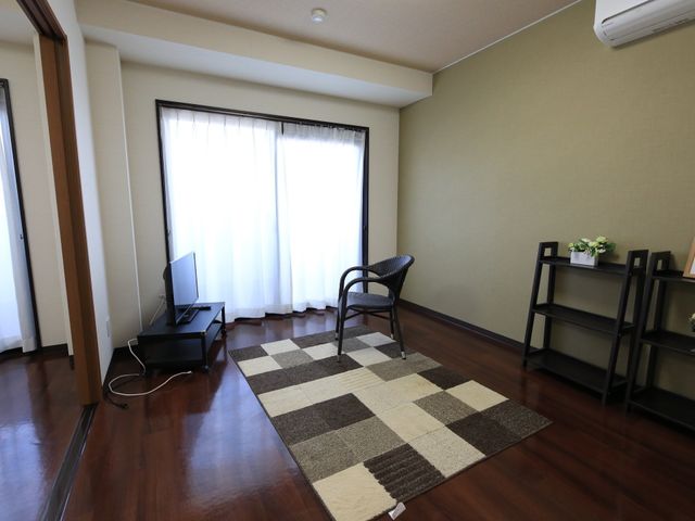 洋室の広々とした居室 居室 落ち着いた色合いの床と壁が特徴の居室です。快適な個人空間で日々をお過ごしいただけるよう、家具も配置されています。