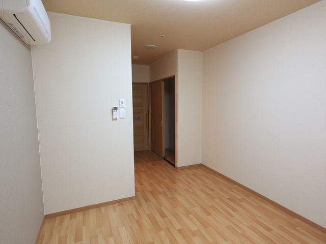 居室のきれいな空間 居室 明るい色合いの床と壁が印象的な部屋です。ゆとりある空間が心地よい環境を作り出しております。