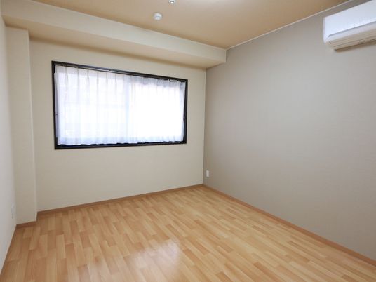 明るい居室の空間