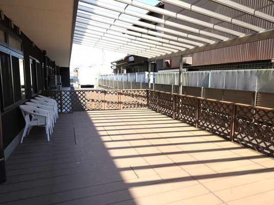 明るいテラスの風景