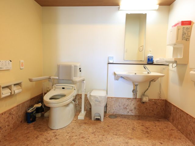 バリアフリー設計のトイレ トイレ 手すり付きで安全に配慮された清潔なトイレです。利用者の快適さを考えた設備が整っています。