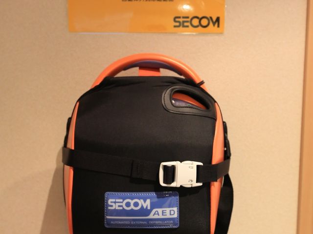 AED搭載の安全設備 設備 最新のAED機器が常備されており、万が一の緊急時でも素早い対応が可能です。安心してご勤務いただける環境が整っています。