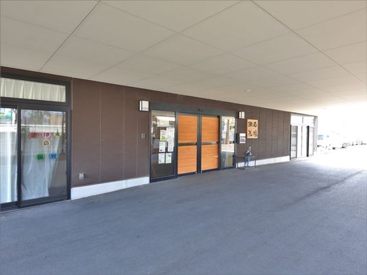 エントランスの明るい外観