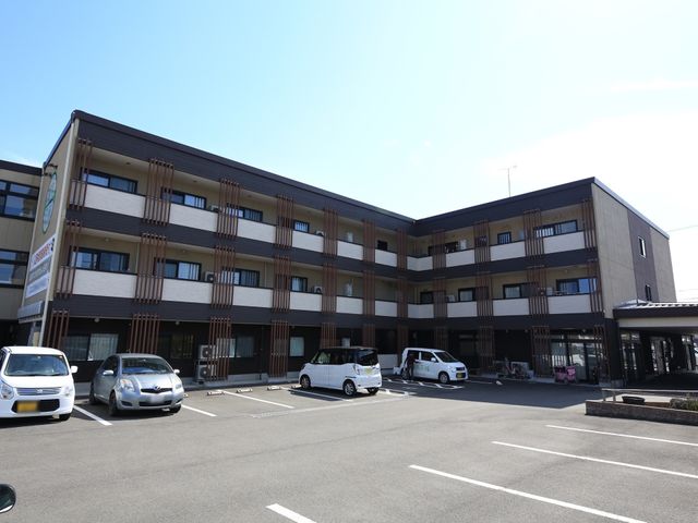 施設の外観画像 外観 清潔感のある外観は歓迎の雰囲気を醸し出しており、訪れるご家族も安心していただける環境です。