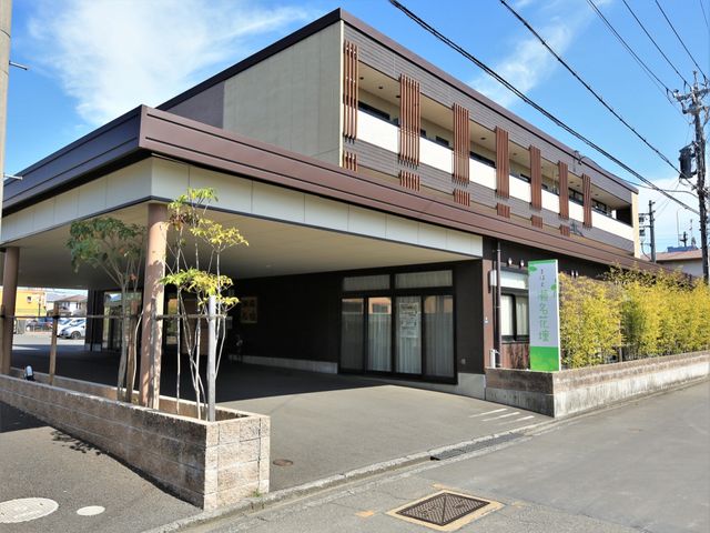 モダンな建物の外観 外観 落ち着いた色合いの建物の外観は、新たな職場としてのイメージに合いそうです。ゆとりのあるエントランスで心地よい出迎えができます。