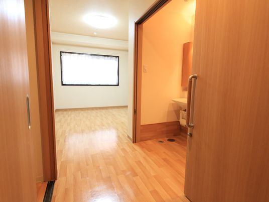 明るい通路と個室の入口