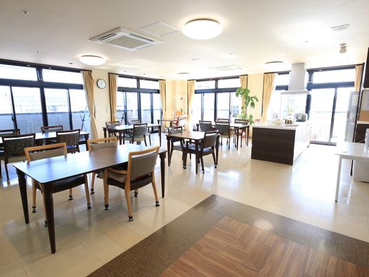 明るい共有ダイニングスペース