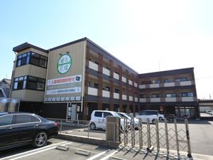 明るい日差しの外観