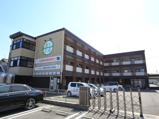 明るい日差しの外観