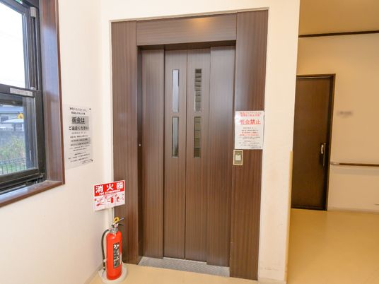 エレベーター前の廊下