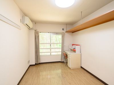 明るい個室の居室