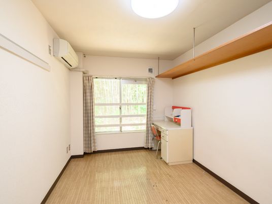 明るい個室の居室