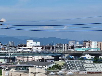 都市と山並みの風景