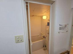 バリアフリー設計の浴室