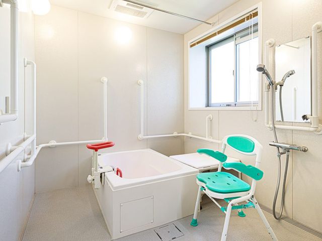 設備が整った浴室 浴室   広々とした空間に手すりが付いており、安全で快適にご利用いただけます。自然光が差し込みます。