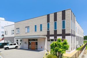 明るい外観の建物