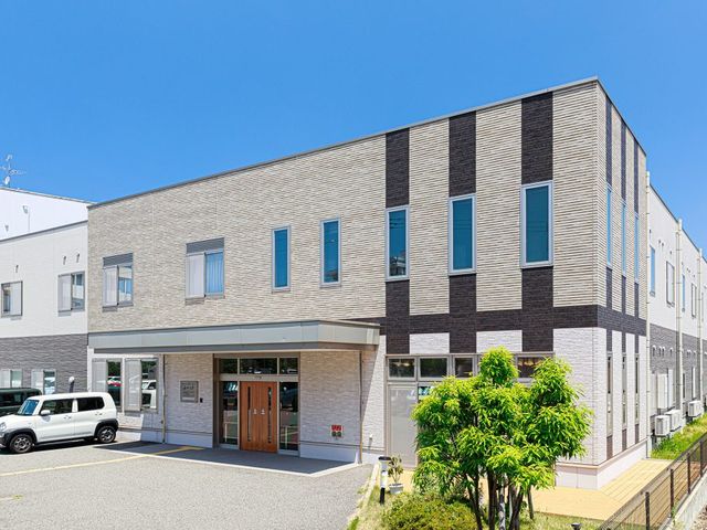 明るい外観の建物 外観 近代的なデザインの建物で、日当たりの良い環境です。開放的で働きやすい雰囲気を感じます。