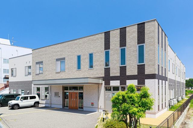 明るい外観の建物 外観 近代的なデザインの建物で、日当たりの良い環境です。開放的で働きやすい雰囲気を感じます。