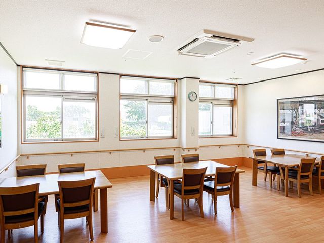明るい食堂 食堂 自然光がたっぷり入り、清潔感ある広々とした食堂です。快適に過ごせる環境が整っています。