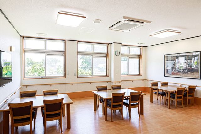 明るい食堂 食堂 自然光がたっぷり入り、清潔感ある広々とした食堂です。快適に過ごせる環境が整っています。