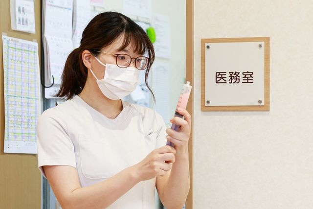 医務室のスタッフ スタッフイメージ 職員が医務室で業務を行い、専門的なケアを支える環境です。