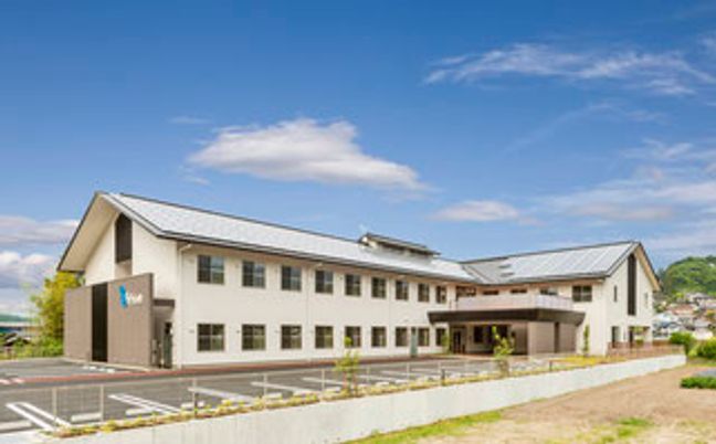 広々とした建物外観