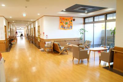 落ち着いた長い廊下